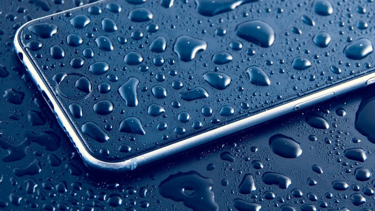 2020/11/39062-74678-wet-iphone-pixabay-xl.jpg