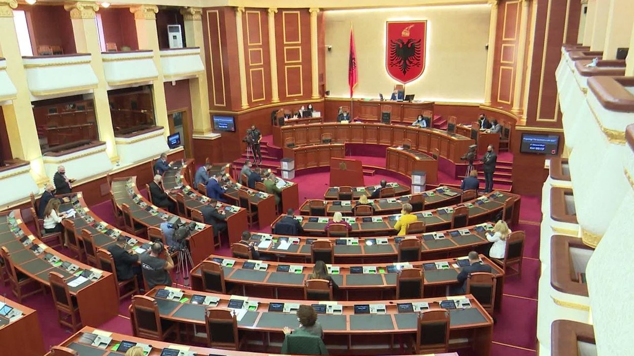 2020/11/parlament.jpg