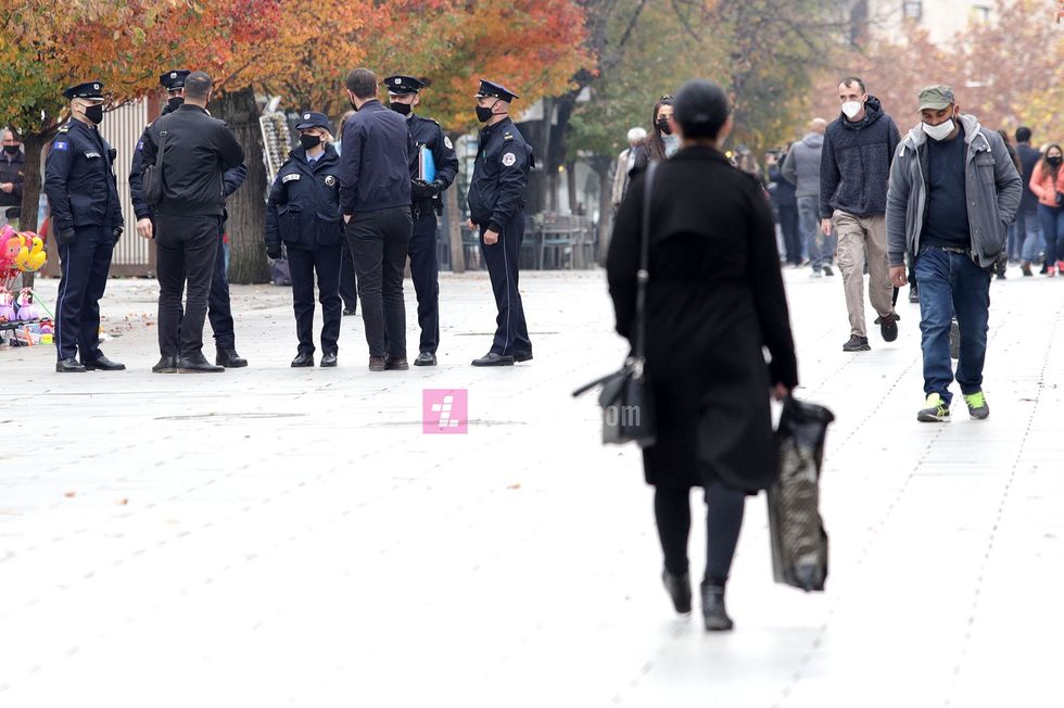 2020/11/policia-kontrollimi-per-mosrespektim-e-bartjes-se-maskes-ne-pandemin-covid19-foto-Ridvan-Slivova-1.jpg