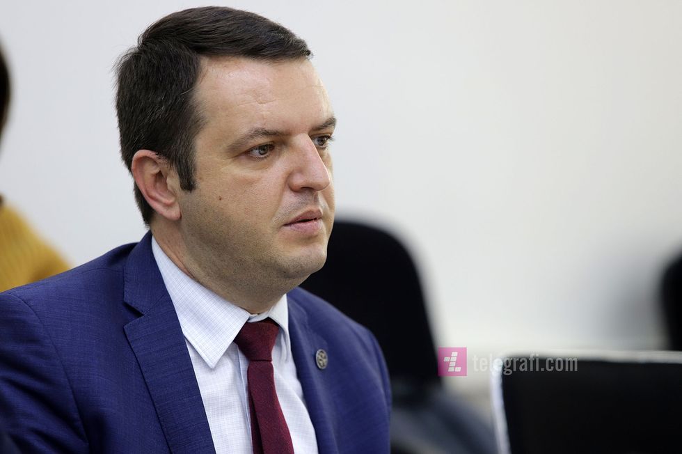 2020/11/Selim-Selimi-raporton-ne-Komisionin-per-Legjislacion-Mandate-Imunitete-foto-Ridvan-Slivova-2-e1604652761162.jpg