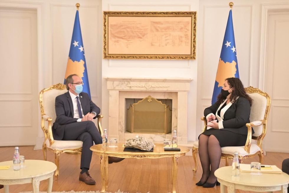 2020/11/U.d.-e-Presidentes-se-Kosoves-Vjosa-Osmani-priti-ne-takim-kryeministrin-Avdullah-Hoti_1.jpg