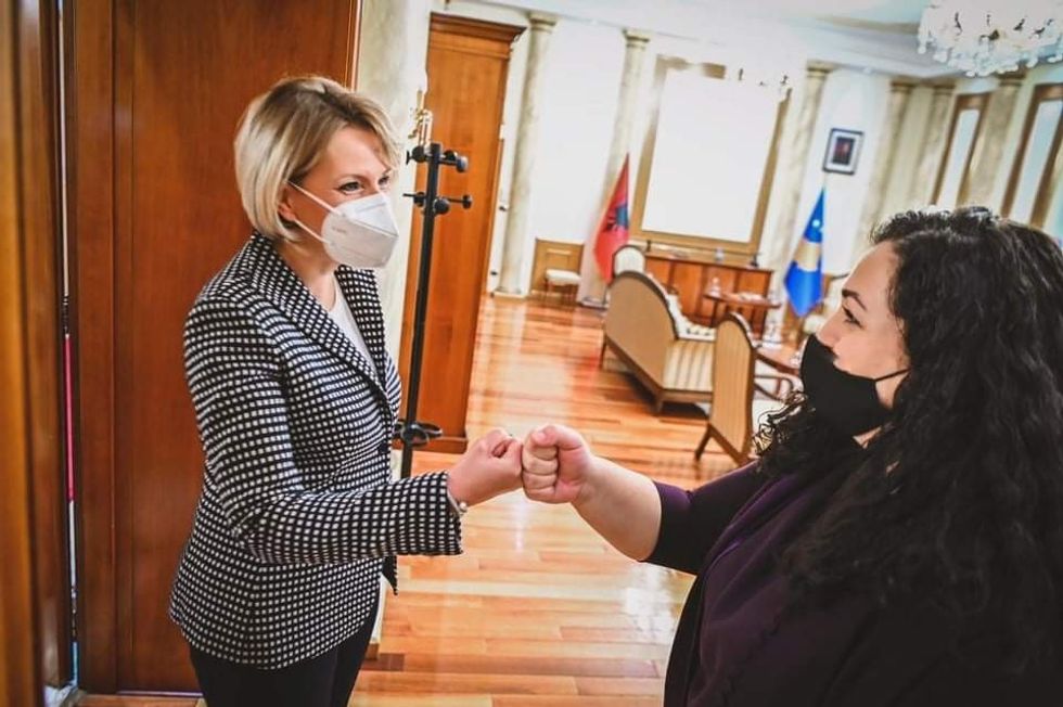 2020 12 08 Kryetarja e Kuvendit te Kosoves dr. Vjosa Osmani ka pritur nje delegacion te Komisionit per Politike te Jashtme te Kuvendit te Republikes se Shqiperise 4