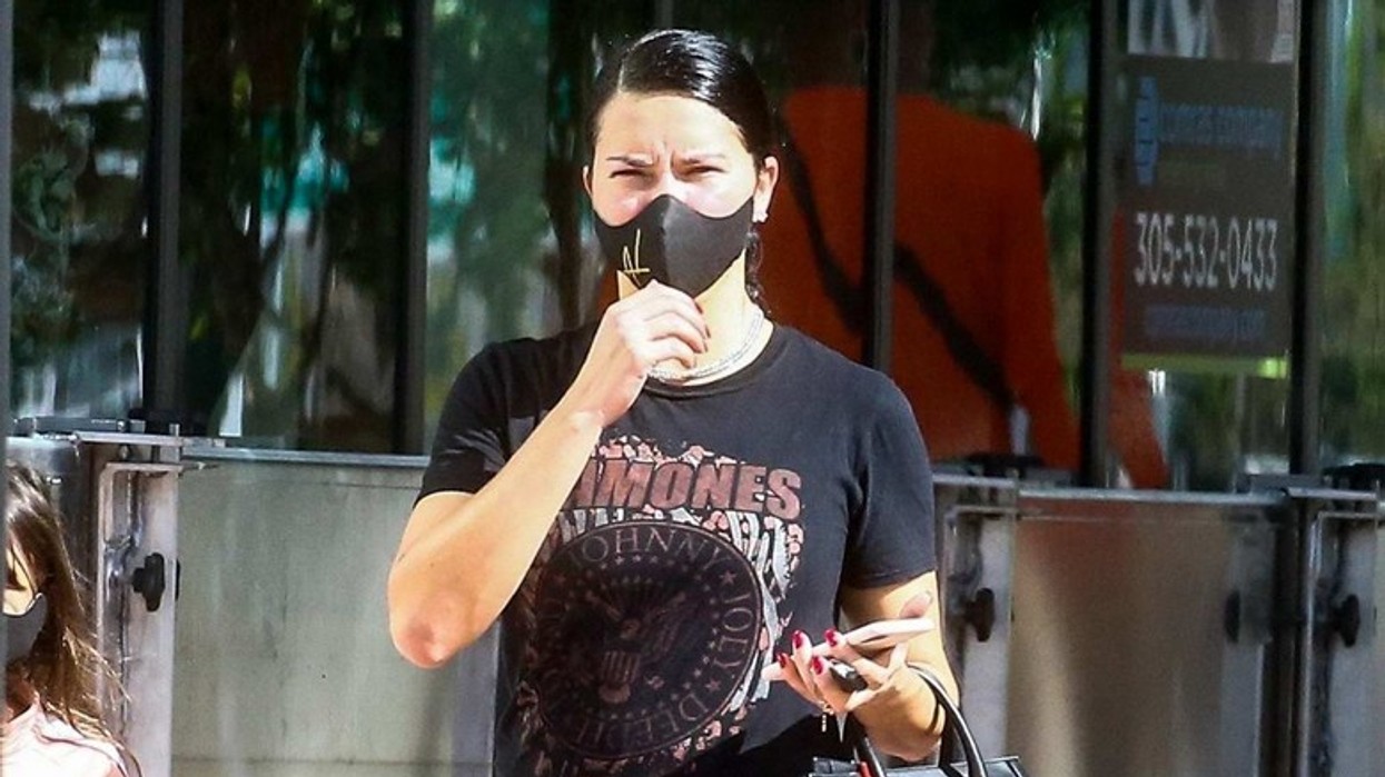 2020/12/adriana-lima-goes-makeup-free-while-stepping-out-with-her-daughter-in-miami-florida-121220_4.jpg