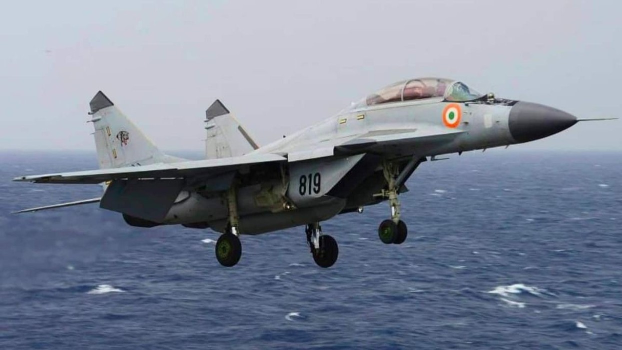 2020/12/Indian-Navy-recovers-body-of-missing-MiG-29K-pilot-in-Arabian.jpg