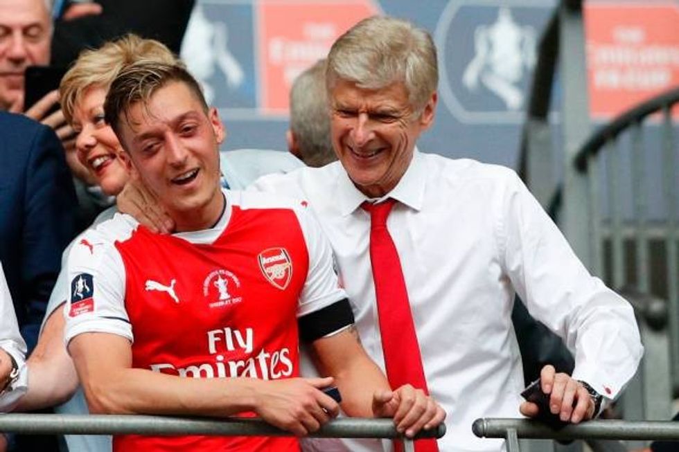 2020/12/ozil-wenger.jpg