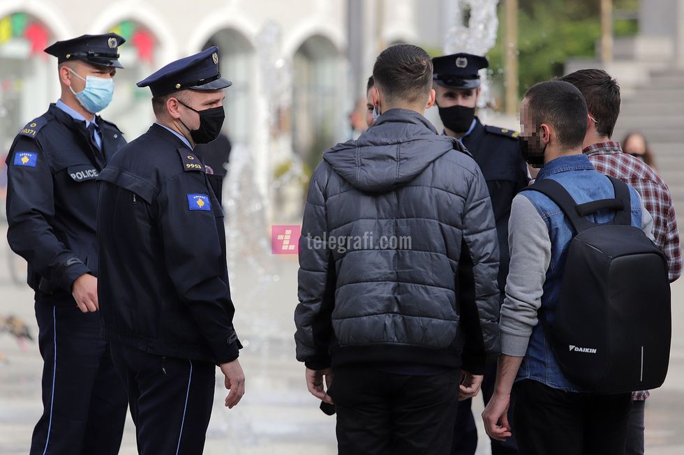 2020/12/policia-gjobat-kontrolli-per-maska-pandemia-covid19-foto-Ridvan-Slivova-3.jpg