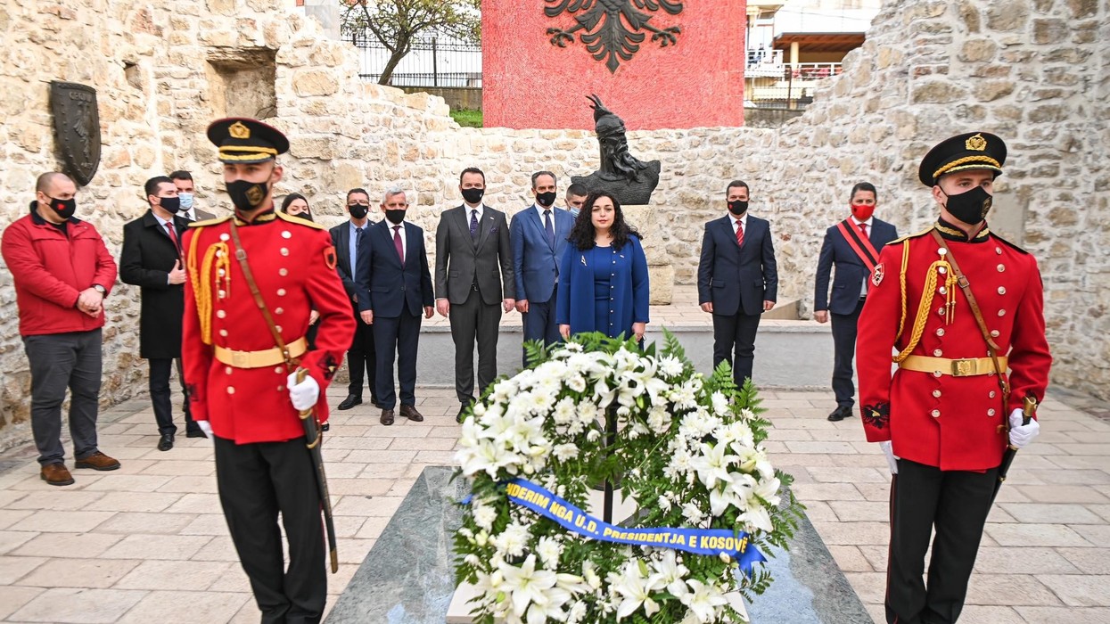 2020/12/U.d.-Presidentja-e-Kosoves-dr.Vjosa-Osmani-beri-homazhe-te-Memoriali-i-Skenderbeut-ne-Lezhe_6.jpg