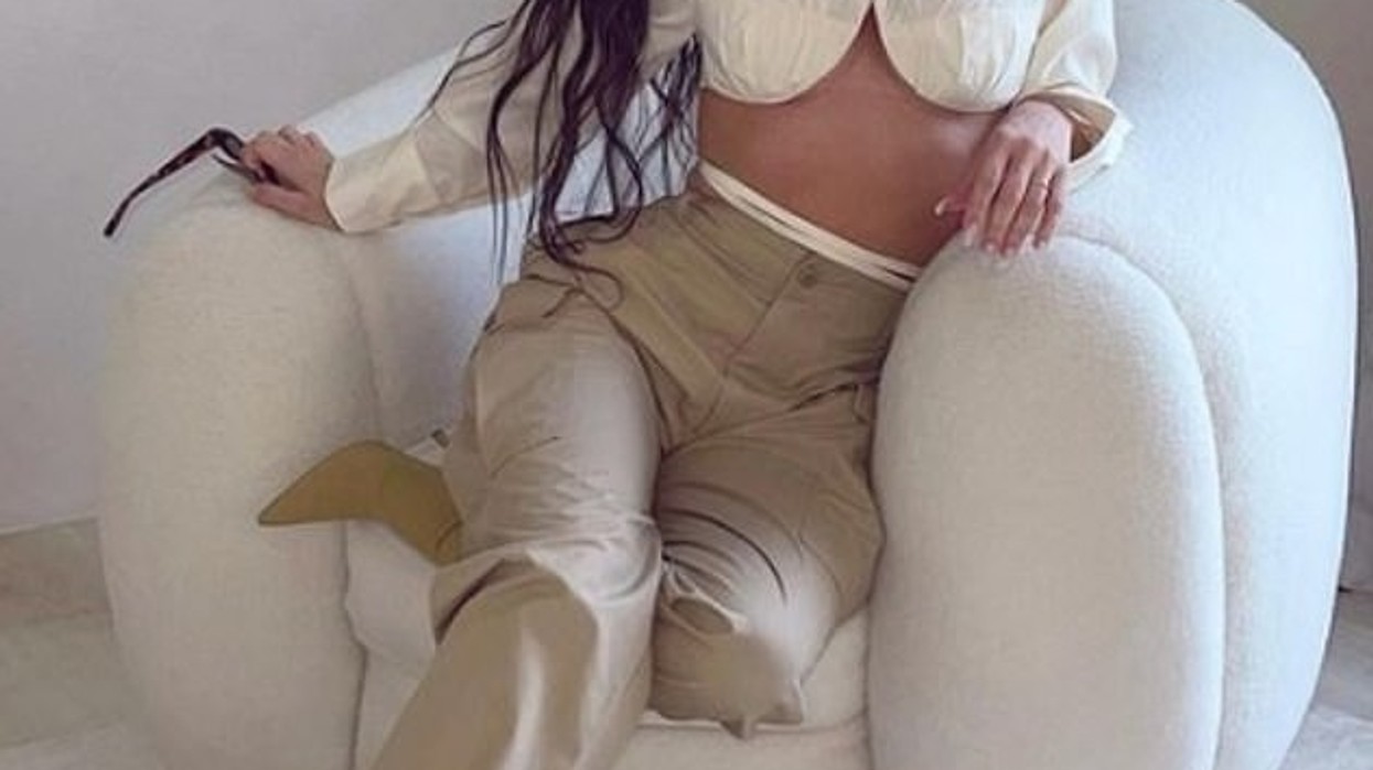 2021/02/39480276-9277497-Amazing_Kim_looked_incredible_in_the_crisp_white_shirt_which_fea-a-14_1613742825690-e1613748462335.jpg