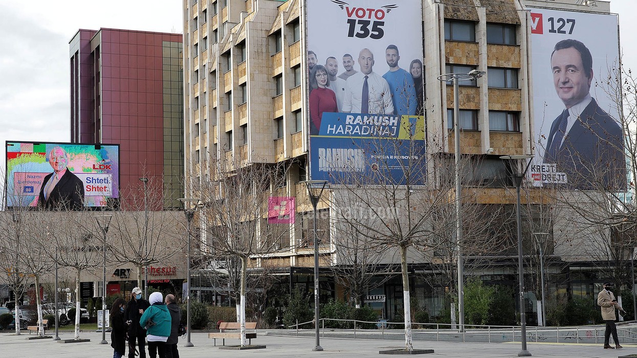 2021/02/slloganet-ne-fushaten-e-zgjedhjeve-2021-LVV-AAK-LDK-dhe-AKR-foto-Ridvan-Slivova-1.jpg