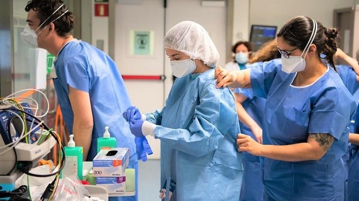 2021/03/donning_ppe_in_hospital-hospital_clinic.jpg
