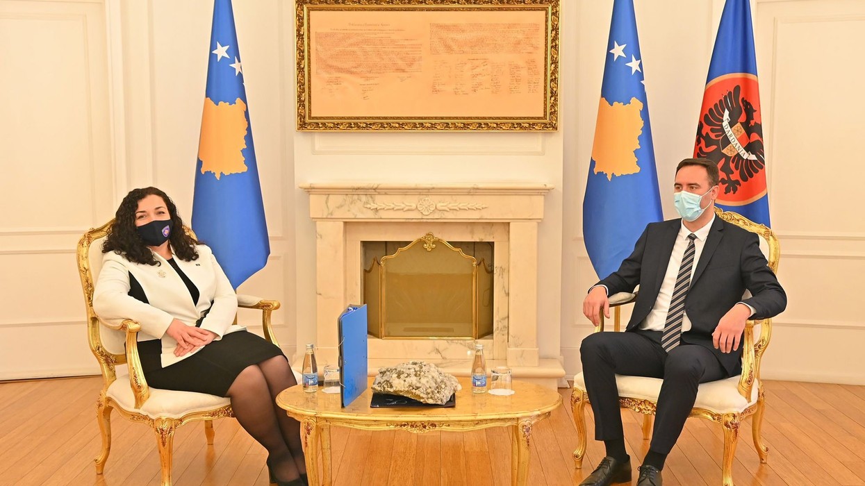 2021/03/U.d.-Presidentja-e-Kosoves-znj.-Vjosa-Osmani-ia-dorezoi-detyren-e-u.d.-Presidentit-z.Glauk-Konjufca_2.jpg