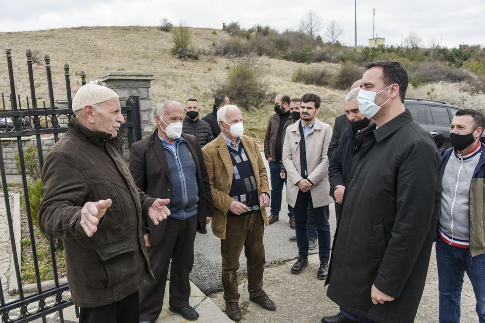 2021 04 15 Kryekuvendari Konjufca nderoi te renet ne Sllovi te Lipjanit 2