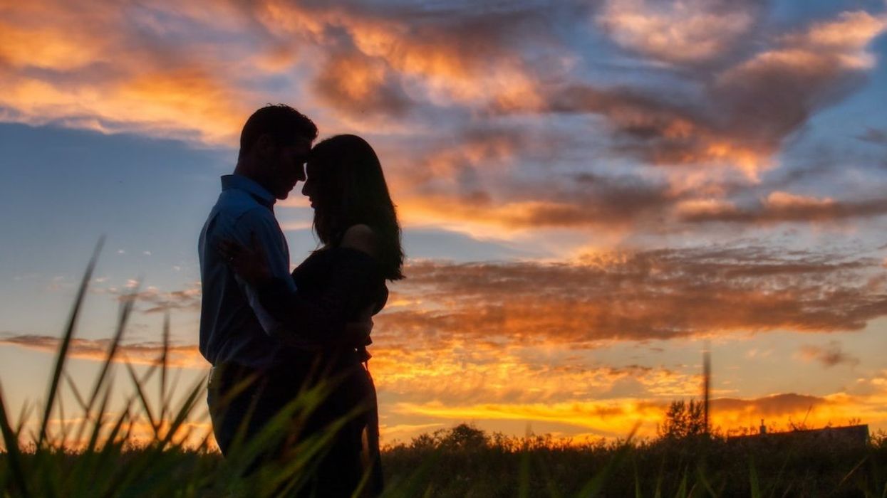 2021/04/photo-of-couple-hugging-during-dawn-1542354-1-1152x769-1.jpg