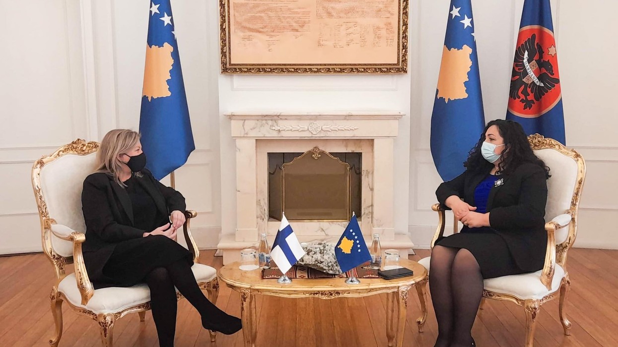 2021/04/Presidentja-Osmani-priti-ne-takim-ambasadoren-e-Finlandes-ne-Kosove-znj.-Pia-Stjernvall_1.jpg