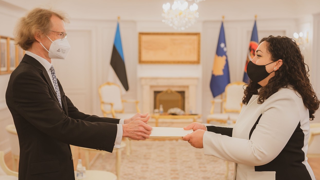 2021/05/Presidentja-Osmani-pranoi-letrat-kredenciale-te-ambasadorit-jorezident-te-Estonise-Sander-Soone_1-scaled.jpg