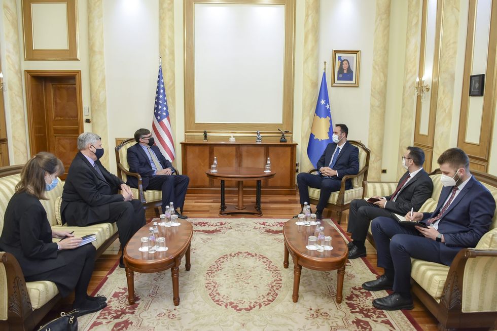 2021 06 02 Kryekuvendari Konjufca priti ne takim te derguarin e posacem amerikan per Ballkanin Perendimor Matthew Palmer dhe ambasadorin Philip Kosnett 1 scaled