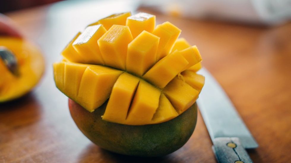 2021/06/how-to-peel-mango.jpg