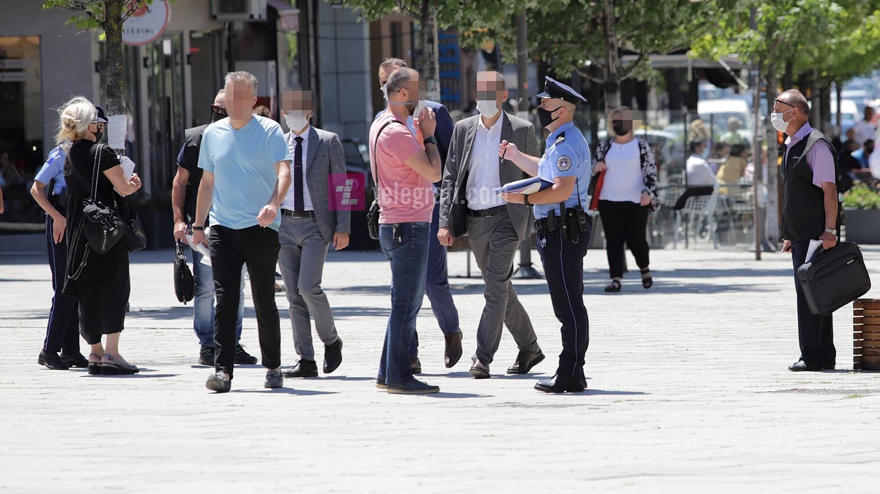 2021/06/inspekcioni-dhe-policia-paralajmerim-per-gjobat-ne-mos-vendosjen-e-maskave-koronavirus-covid19-foto-Ridvan-Slivova-2.jpg