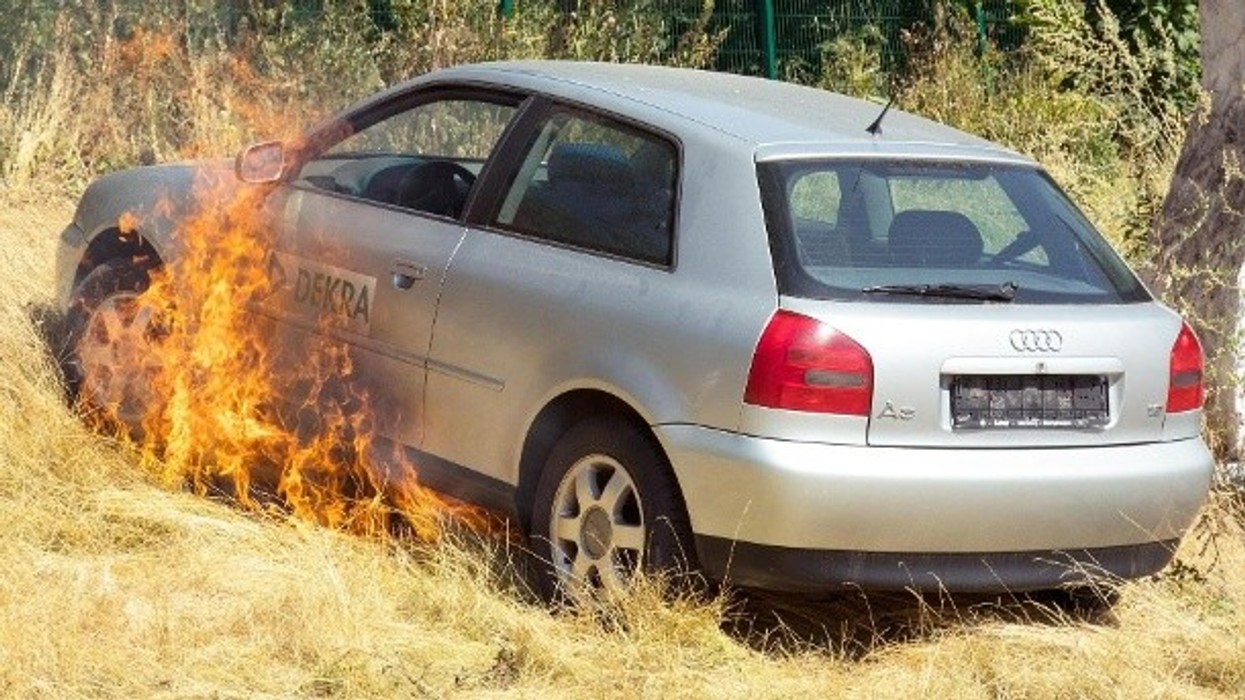 2021/06/parken-bei-duerre-eine-trockene-wiese-oder-boeschung-kann-durch-die-hitze-der-abgasanlage-schnell-feuer-fangen-.jpg