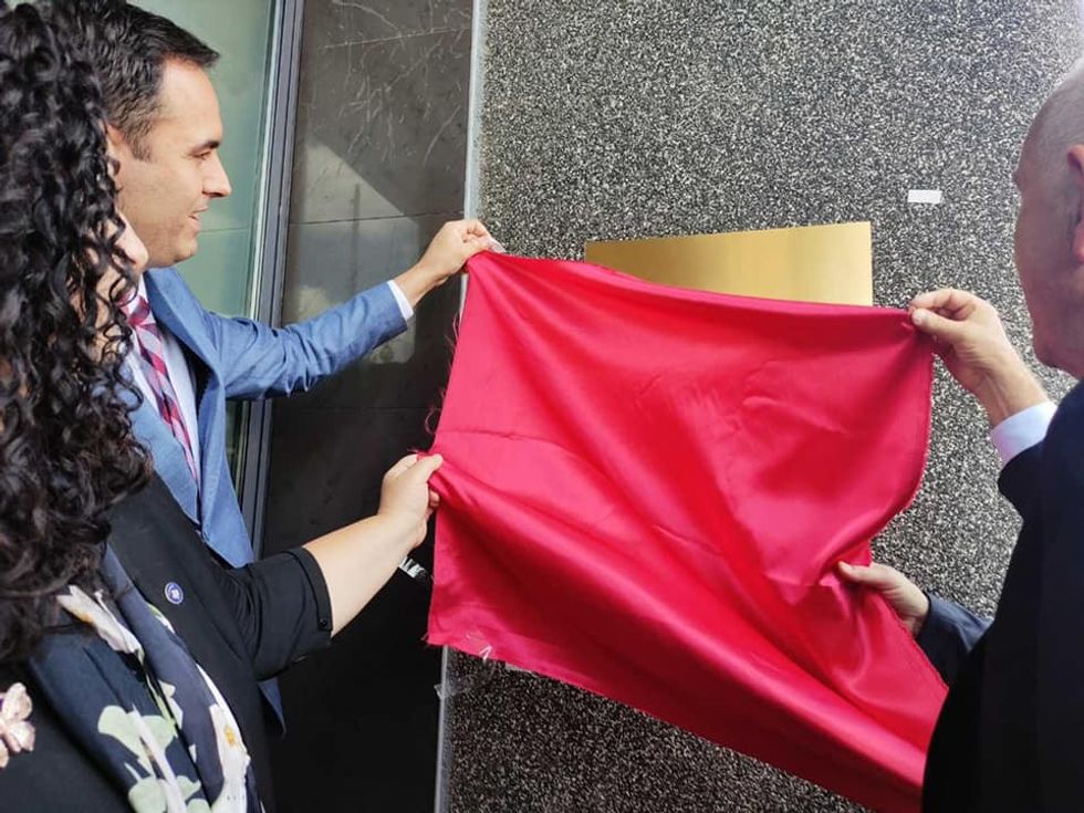 2021 07 02 U zbulua pllaka perkujtimore per Deklaraten Kushtetuese te 2 Korrikut 1990 1