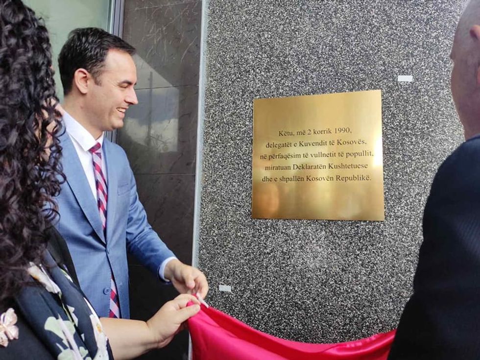 2021 07 02 U zbulua pllaka perkujtimore per Deklaraten Kushtetuese te 2 Korrikut 1990 2