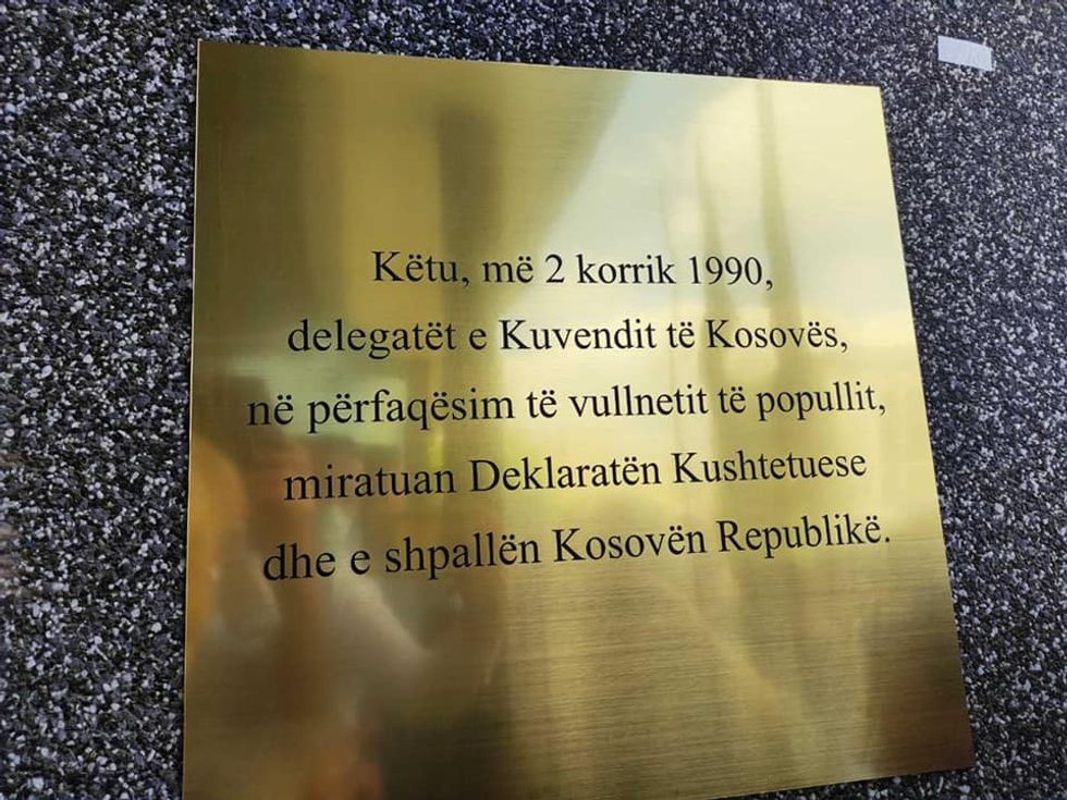 2021 07 02 U zbulua pllaka perkujtimore per Deklaraten Kushtetuese te 2 Korrikut 1990 3