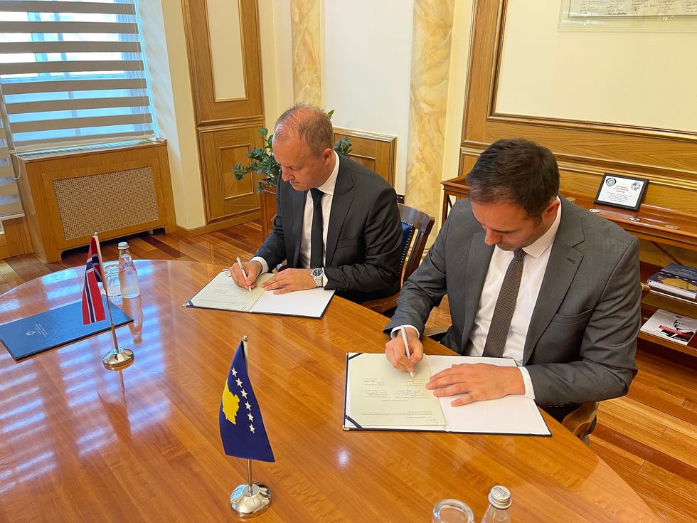 2021 07 09 Kryekuvendari Konjufca dhe ambasadori norvegjez nenshkruajne Memorandum Mirekuptimi 2