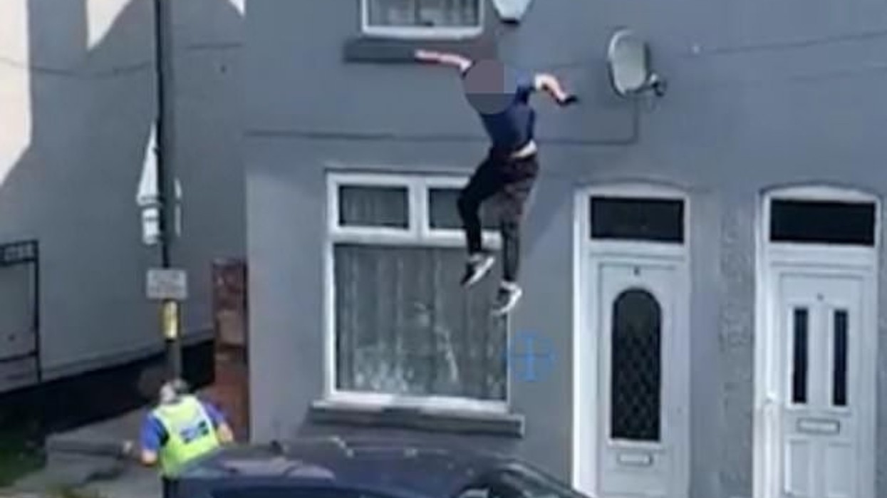 2021/07/45770117-9814945-The_man_pictured_who_is_currently_unnamed_was_standing_on_top_of-m-40_1626969038287.jpg