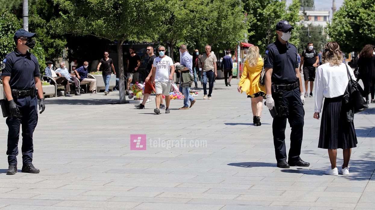 2021/07/policia-paralajmeron-qytetaret-per-vendosjen-e-maskave-koronavirus-covid19-foto-Ridvan-Slivova-1.jpg