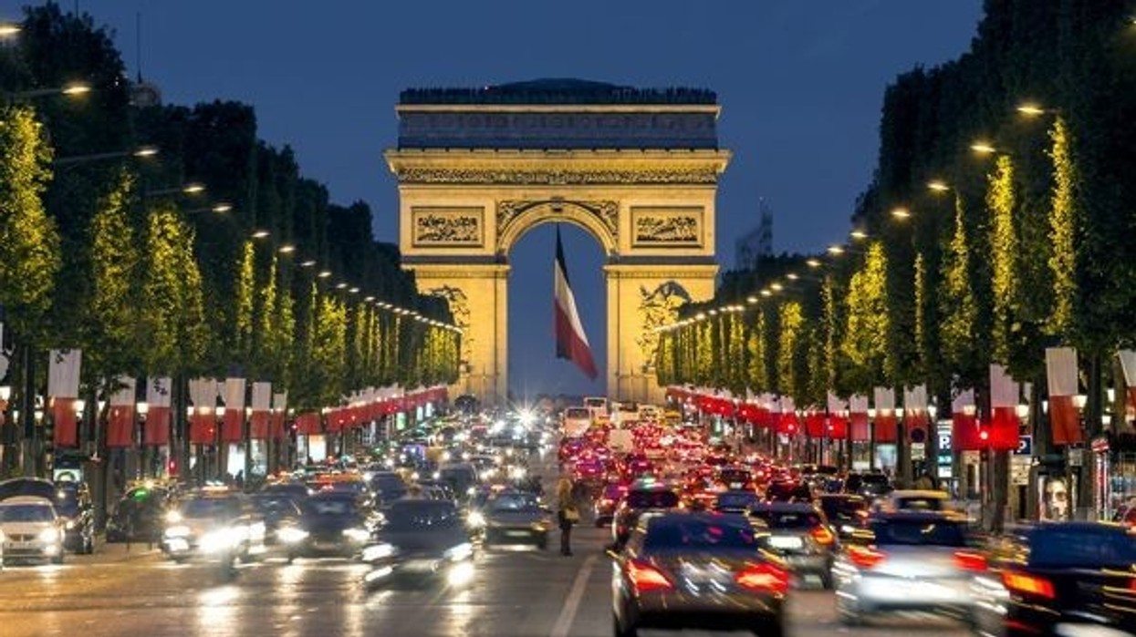 2021/07/view-champs-elysees-arc-triomphe-14666124.jpg