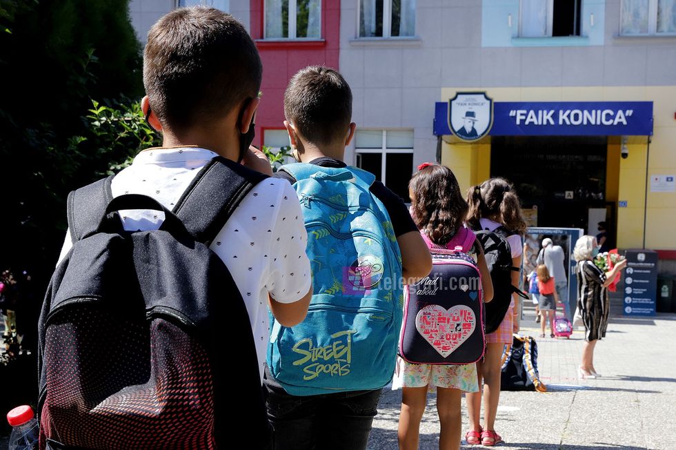 2021/08/Filimi-i-vitit-te-ri-shkollor-nxenesit-ne-kohen-e-pamndemise-COVID-19-Distanca-Maska-matja-e-Temperatures-foto-Ridvan-Slivova-22-e1629978002454.jpg