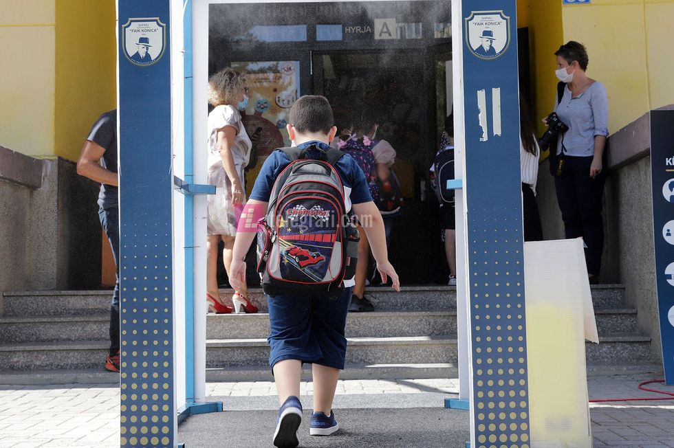 2021/09/Filimi-i-vitit-te-ri-shkollor-nxenesit-ne-kohen-e-pamndemise-COVID-19-Distanca-Maska-matja-e-Temperatures-foto-Ridvan-Slivova-14.jpg
