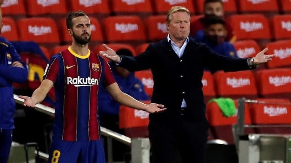 2021/09/miralem-pjanic-y-ronald-koeman-en-un-partido-del-barcelona-de-la-temporada-2019-20-efe.jpg