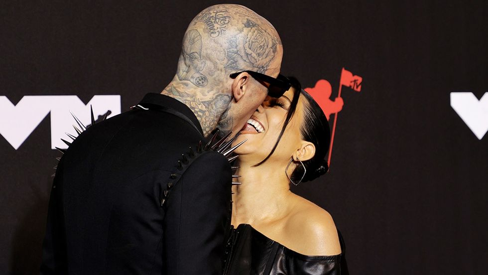 2021/09/Travis-Barker-Kourtney-Kardashian-kiss-vma-2021-e1631527109227.jpg