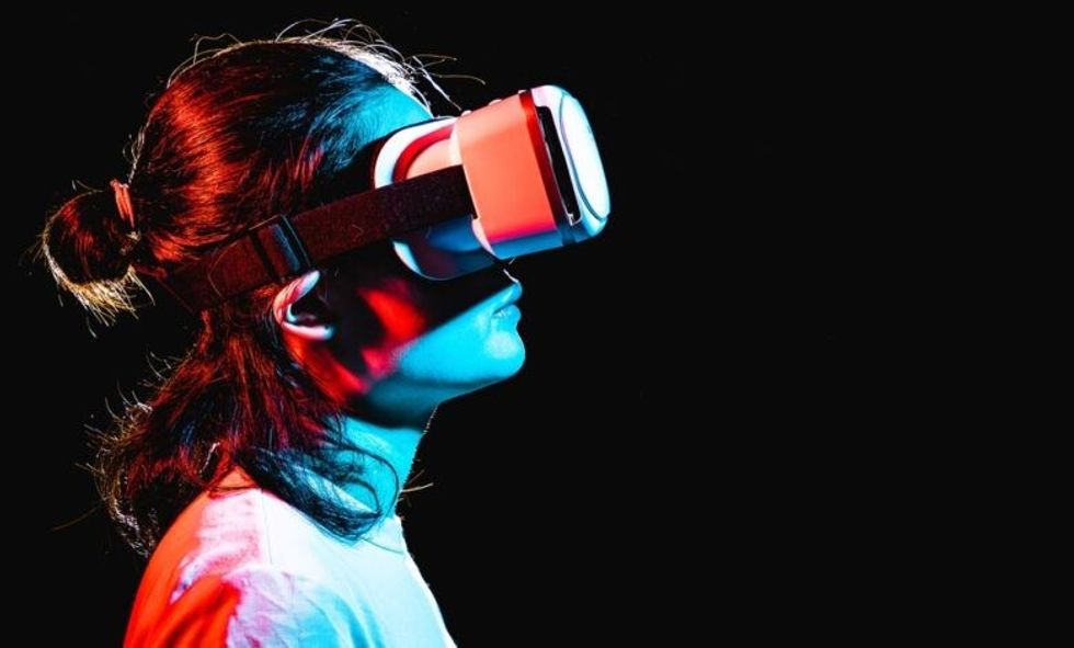 2021/10/0_Woman-using-Virtual-Reality-headset-at-night-780x470-1.jpg