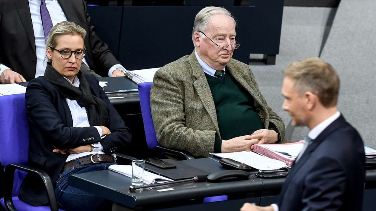 2021/10/27289558-chritian-lindner-fdp-vor-alice-weidel-und-alexander-gauland-im-bundestag-2Ca7.jpg