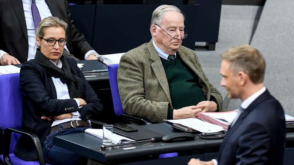 2021/10/27289558-chritian-lindner-fdp-vor-alice-weidel-und-alexander-gauland-im-bundestag-2Ca7.jpg