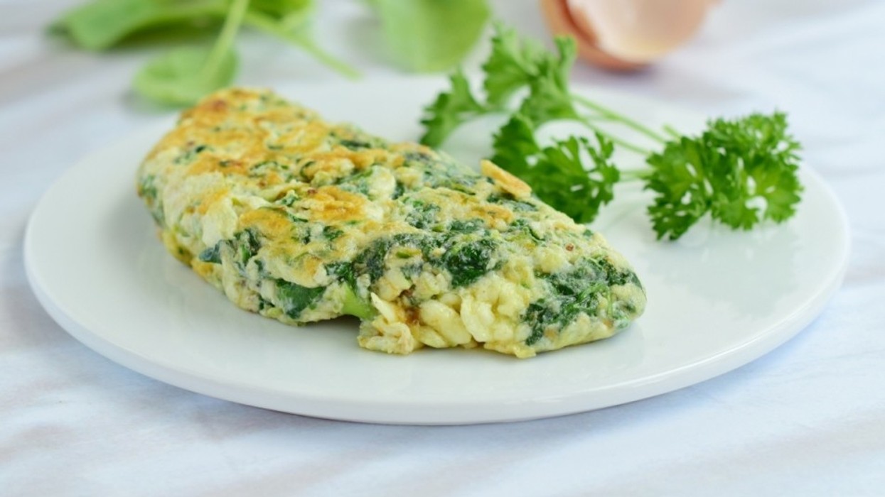 2021/10/eggwhite-veggie-omelet-GettyImages-1091736122.jpg