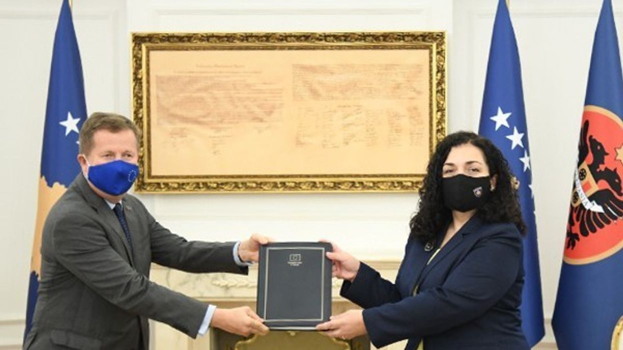 2021/10/Presidentja-Osmani-pranoi-raportin-e-Komisionit-Evropian-per-Kosoven-nga-ambasadori-Szunyog_1.jpg