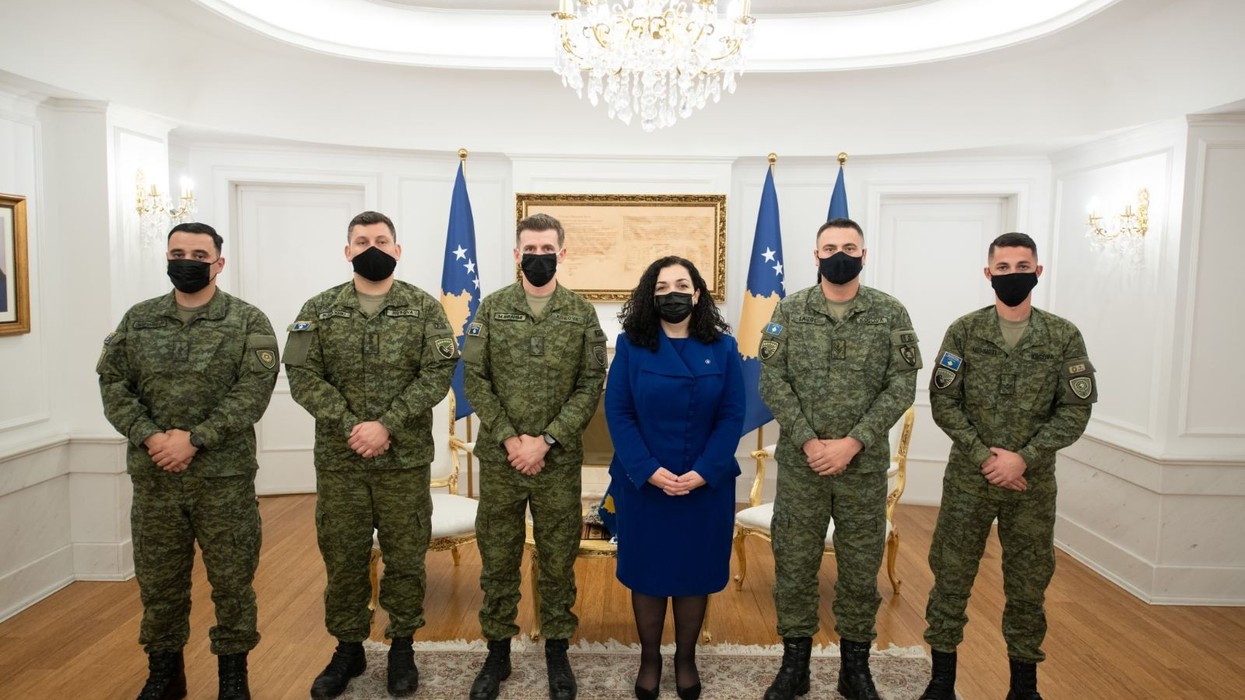 2021/10/Presidentja-Osmani-priti-pjesetaret-e-FSK-se-qe-sherbyen-ne-Kuvajt_4.jpg