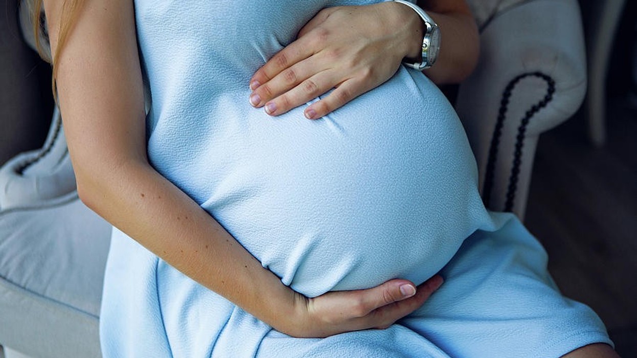 2021/11/4-pregnant-young-girl-in-blue-dress-sitting-on-chair-elena-saulich.jpg