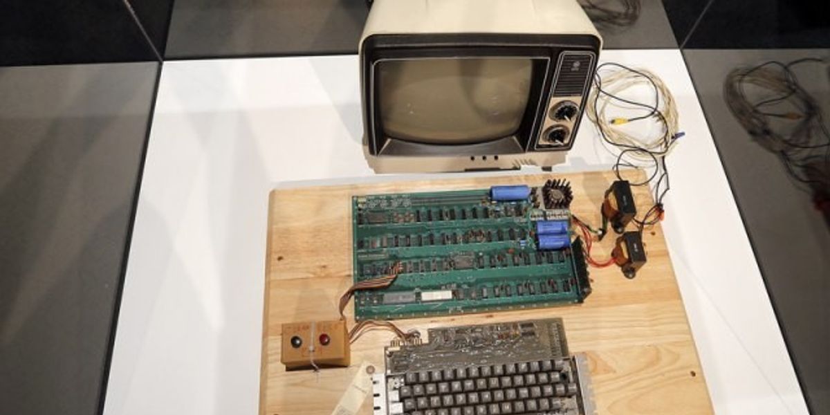 The first Apple computer was sold for 400 thousand dollars - Telegraph