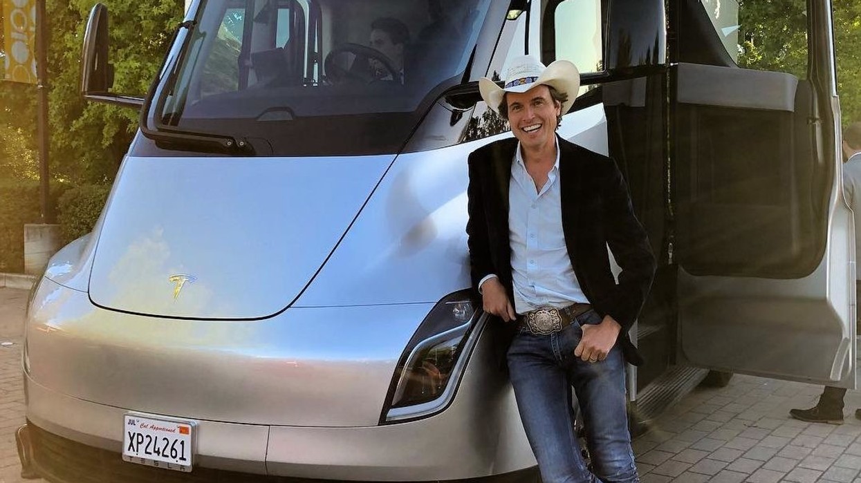 2021/11/tesla-semi-kimbal-musk-1-e1636576743756.jpg
