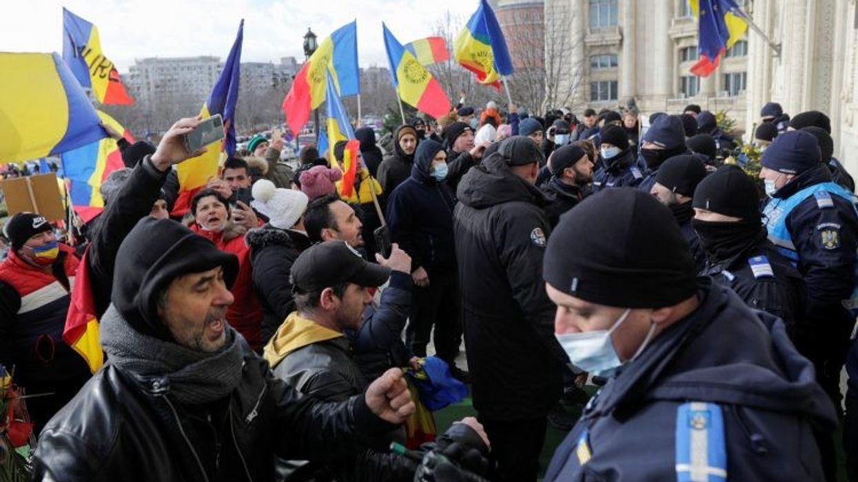 2021/12/1640091001-2021-12-21T121936Z_213223035_RC2XIR94RK14_RTRMADP_3_HEALTH-CORONAVIRUS-ROMANIA-PROTESTS-750x500-1.jpg