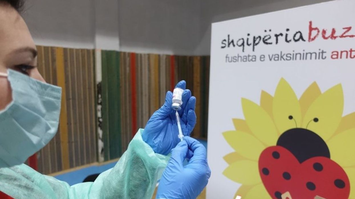 2021/12/vaksinimi-i-mesuesve-shqiperi-13-mars-2021-9-869x579-1.jpeg