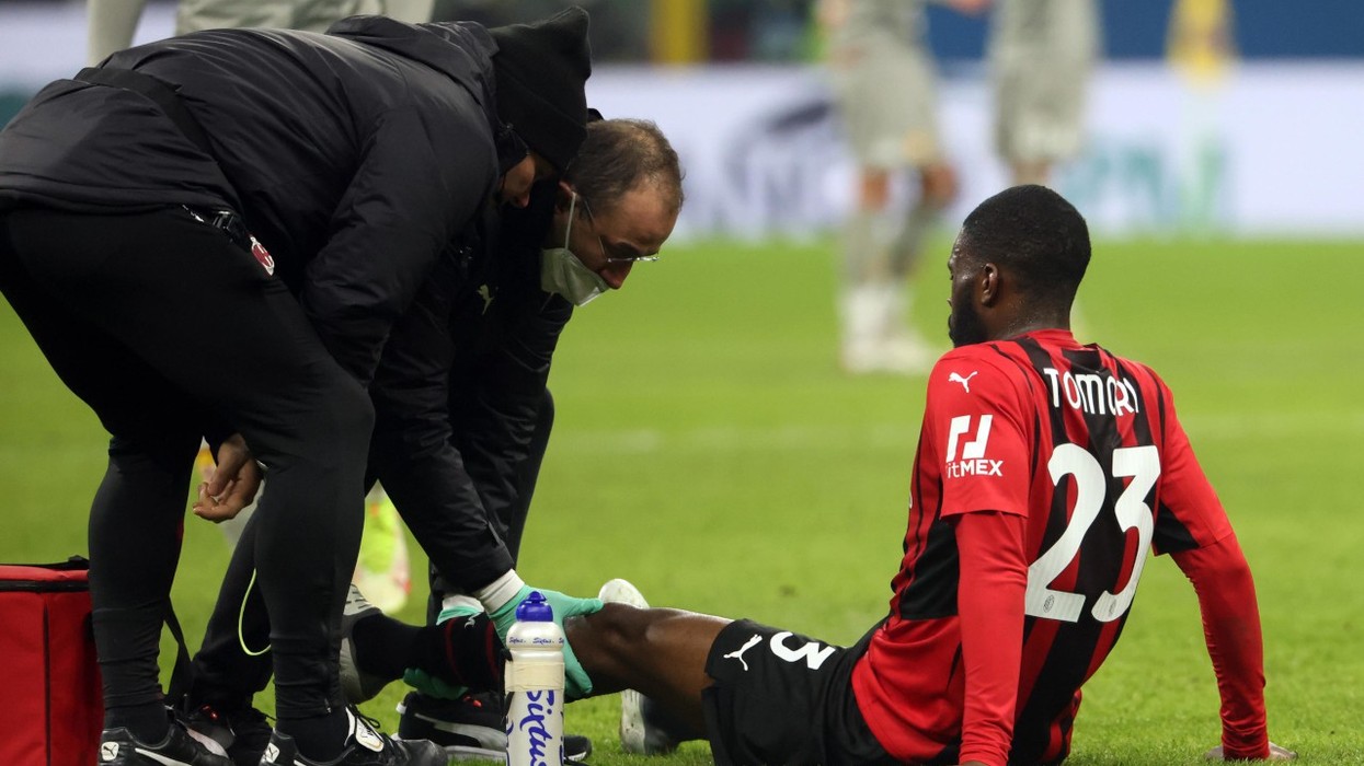 2022/01/Fikayo-Tomori-injured.jpg