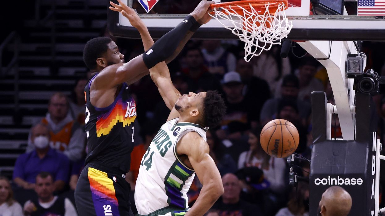2022/02/ayton_schiacciata_giannis_cover.jpg