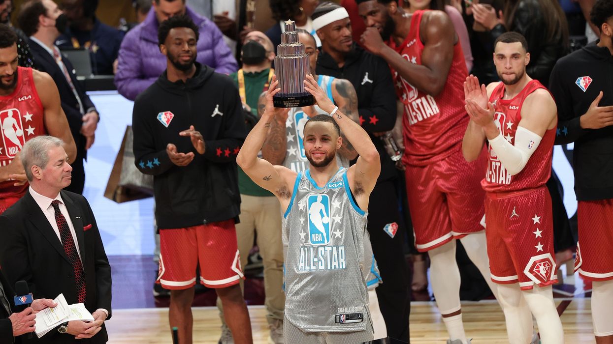2022/02/curry-trophy-mvp.jpg