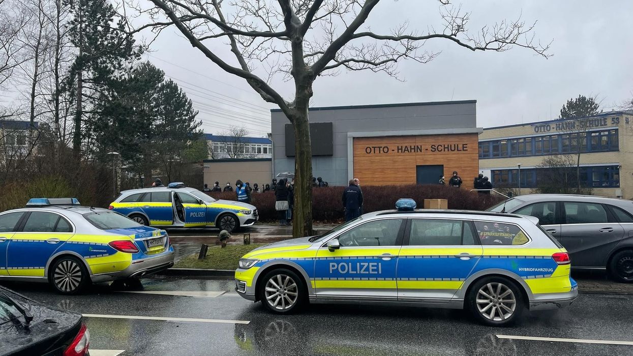 2022/02/das-sek-umstellt-die-otto-hahn-schule-in-hamburg-jenfeld.jpg