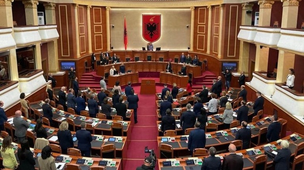 2022/03/1-minut-heshtje-ne-parlament-2-768x576-1.jpg